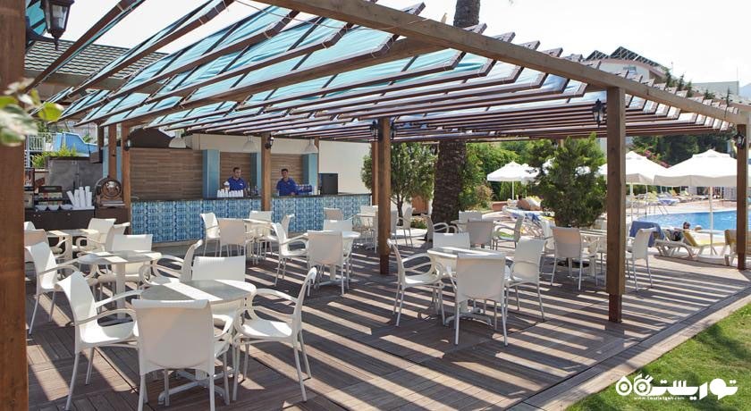 نمایی از بار کنار استخر هتل